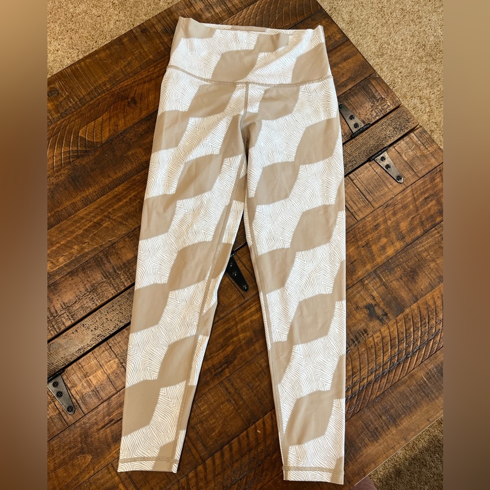 Aerie Tan and White Wave Pattern Leggings